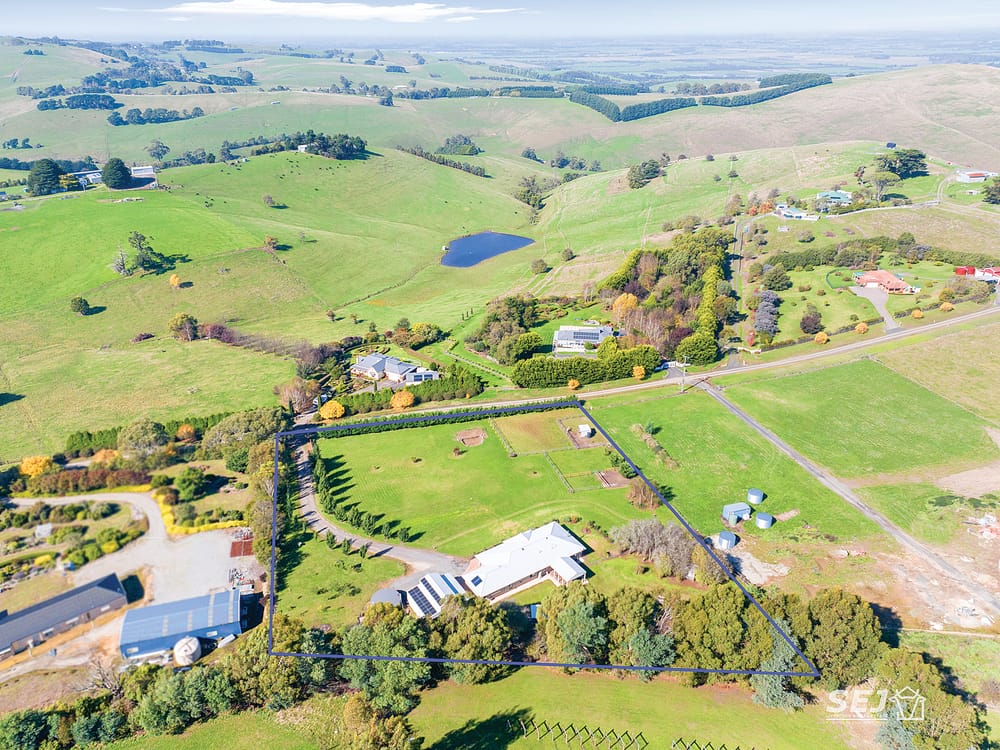 “Sunrise sanctuary”: Your modern country escape awaits! post image