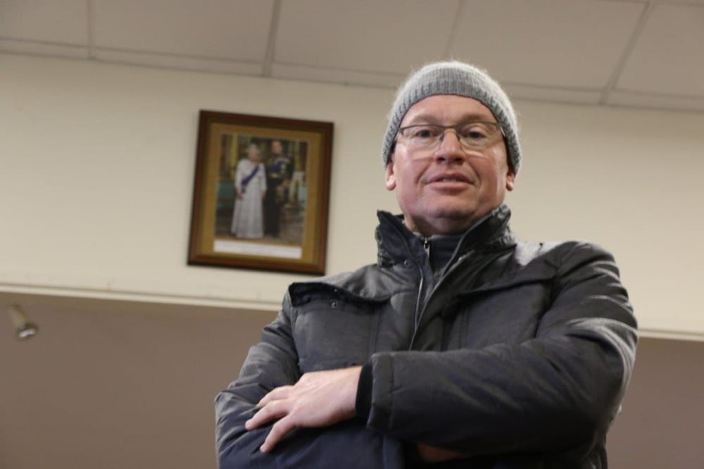 If you look closely you'll still see the Queen post image