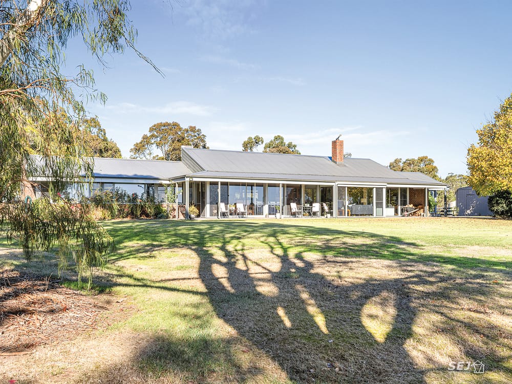 Rural living, minutes from town post image