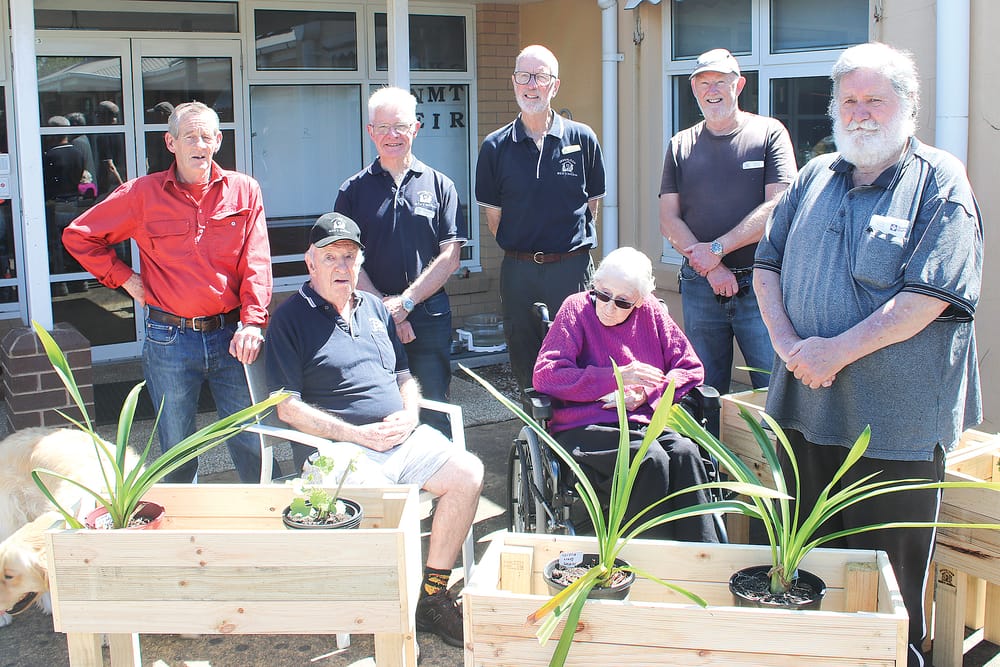 Inverloch Men’s Shed donates garden boost to Kirrak House post image