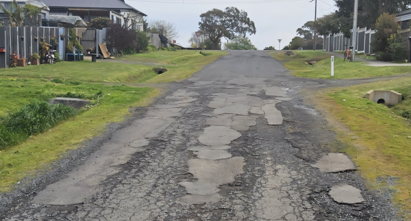 Council moves to rip up dust suppression seals across Bass Coast post image